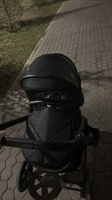 Коляска черного цвета