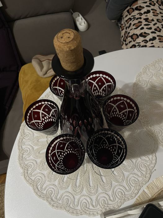 Sticlă si 6 pahare rubin