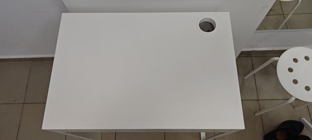 Компютърно бюро бяло