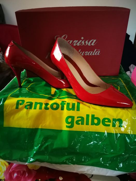 Vând pantofi eleganți din piele naturala