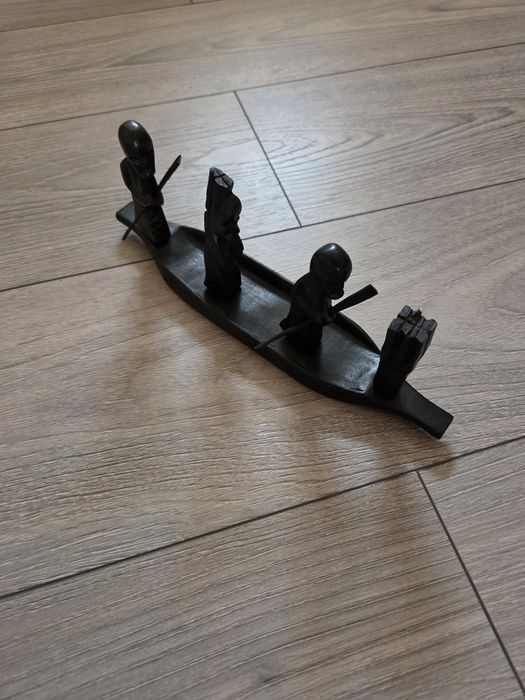 Statueta din lemn de culoare neagra, originala din Africa