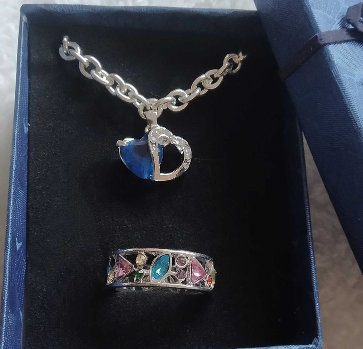 Нов, дамски сребърен комплект. Намалени,единични модели.В кутия всеки.