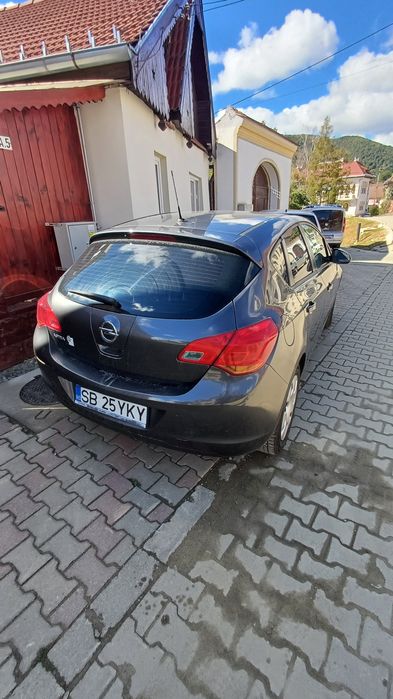 Vând opel astra j2010