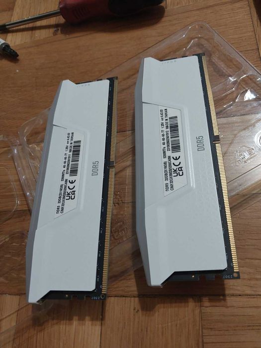 32GB 5200MT/s CL40 - Corsair Vengance RGB (XMP) DDR5