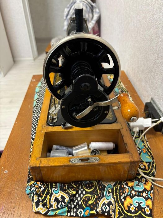 Продам швейную машинку