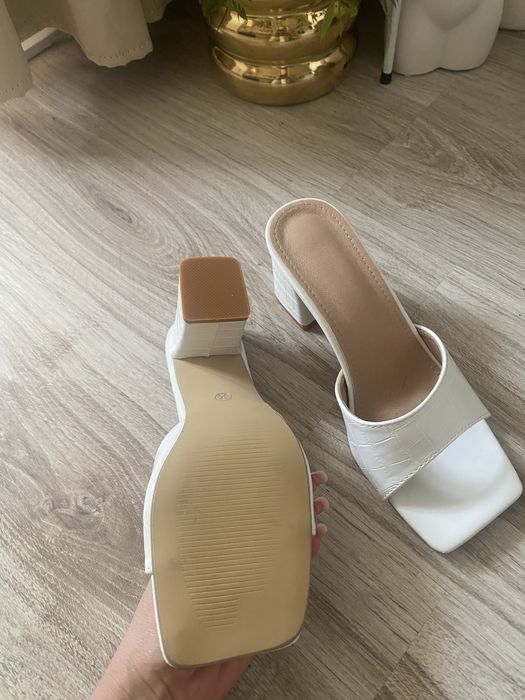 Papucei albi imitatie piele crocodil, NR 35, perfecti pentru mireasa