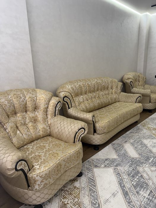 Продаю диван с 2 креслами