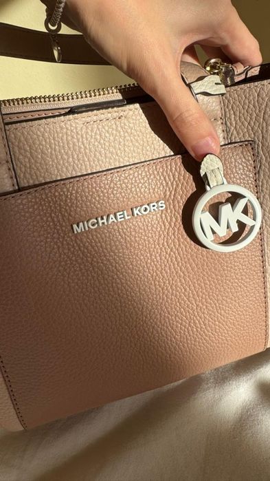 Vând geanta

Vând o geantă. Starea este perfecta. Piele originală. Pur