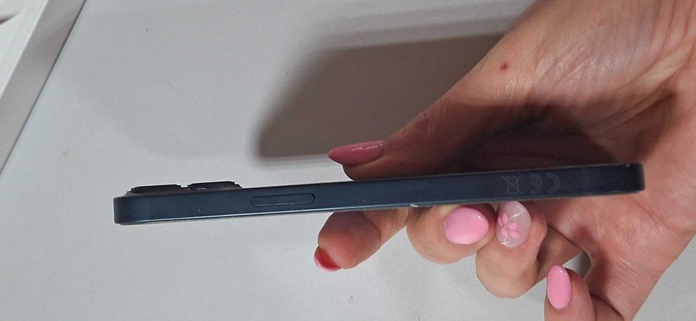 iPhone 13 128GB – кутия, кабел, документи – много запазен