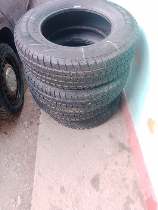 Vând cauciucuri noi 205 70 15