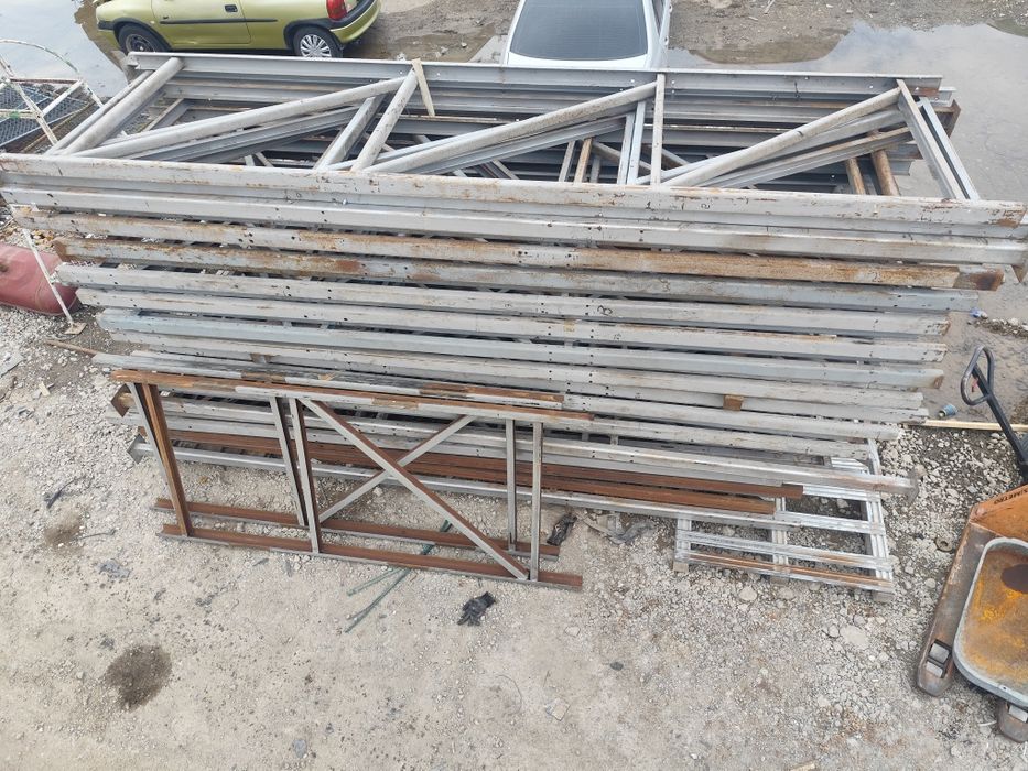 Продавам стелажи на килограм