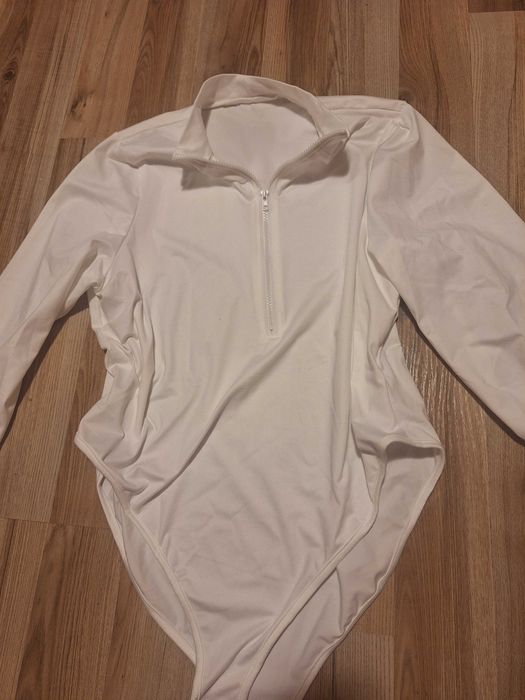 Бяло боди с цип и дълъг ръкав