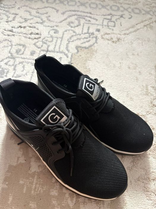 Рабочий кроссовки