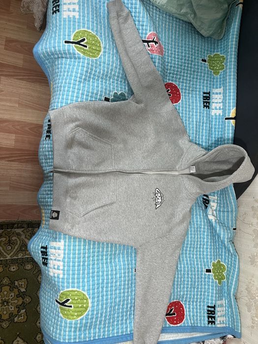 Продаю зип худи Qoima торг есть