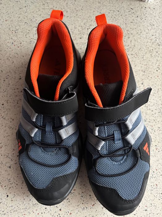 Adidasi rezistenți la apa