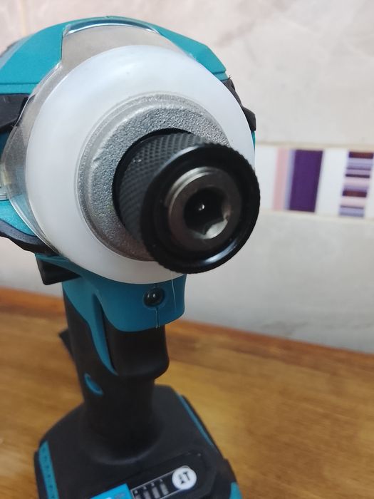 Autofiletanta impact Makita DTD171  cu o baterie de 6a Nou