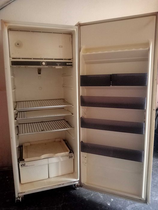 Холодильник б/у отлично работает и морозит