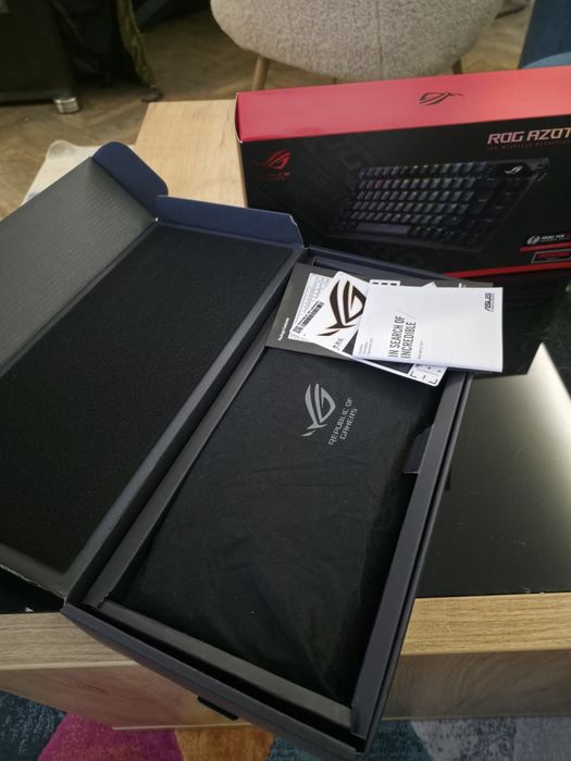 Asus ROG AZOTH full