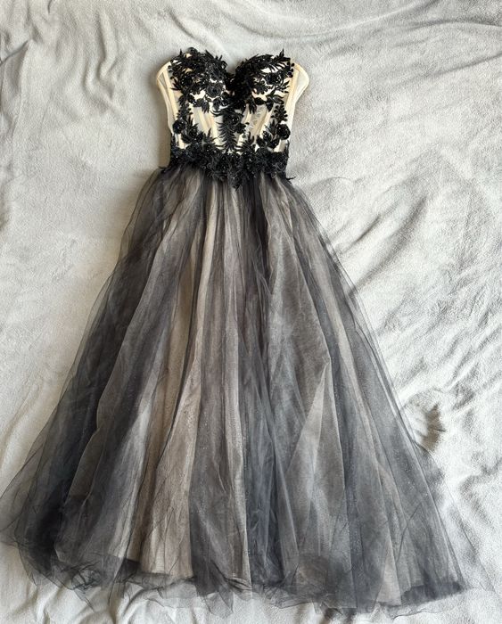 Абитуриентска черна рокля