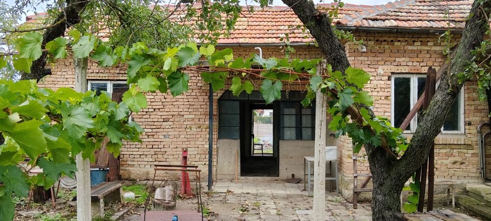 Къща - 1200кв² за козметичен ремонт