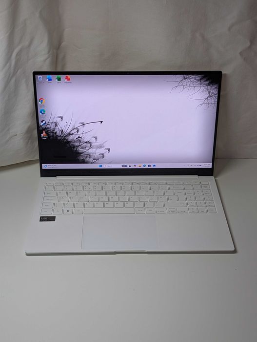 Laptop Samsung Galaxy Book 2 Pro special edition (950XGK) | Intel Ultra 7 | 16GB RAM DDR5 | 512GB SSD | Baterie 93 cicluri | Ecran OLED FHD