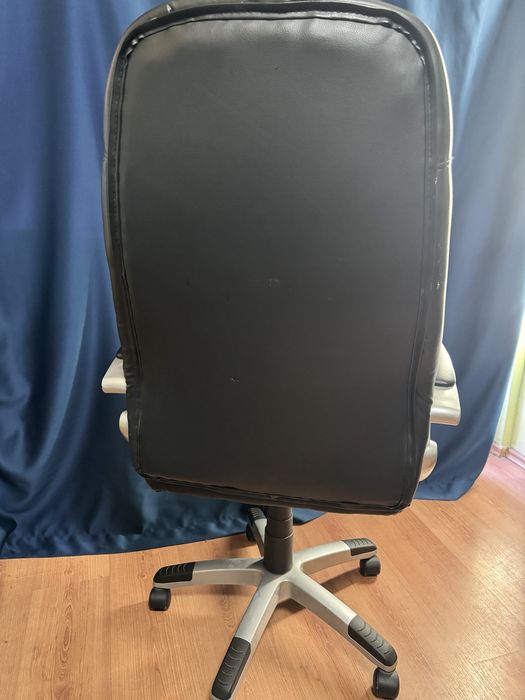 Черен офис стол, от екокожа