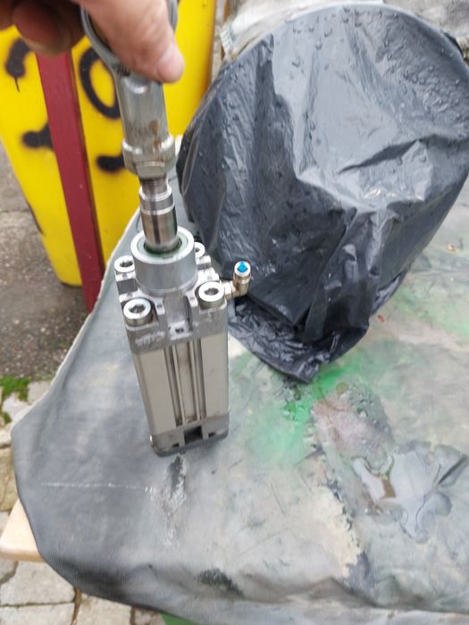 Vând cilindru hidraulic