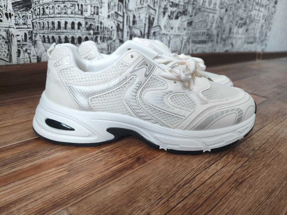 Кроссовки женские 42 размер, новые