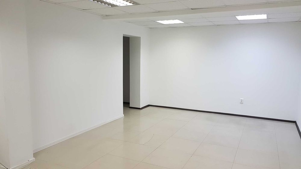 Cotroceni spatiu comercial / apartament 5 camere, 106mp, 2 bai, centrala, fara Risc, fara legea 112, Loc Parcare, demisol inalt
