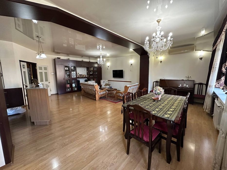 Продается 3/3/4 Попугайчик