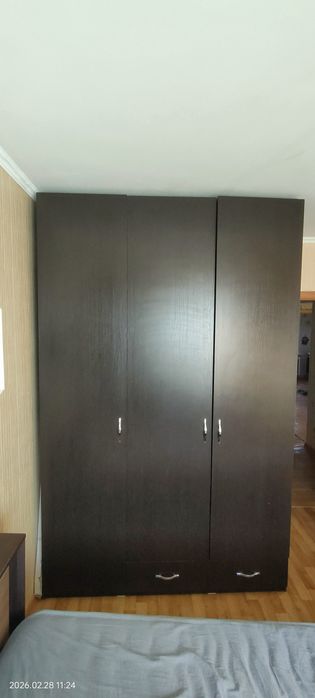 Продам шкаф тёмно-коричневый