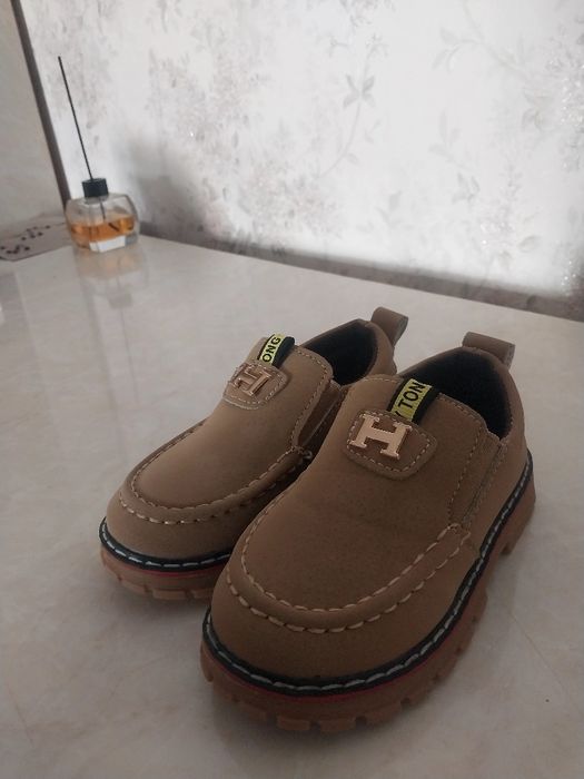 Kichkina Bolalar makasi yangi 1 marta kiyilgan razmer 24