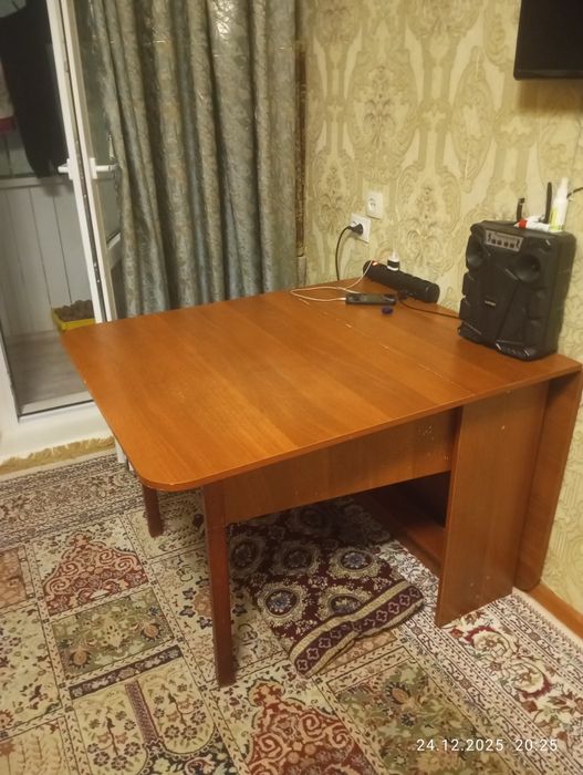 Продам диван трансформер и книжный стол