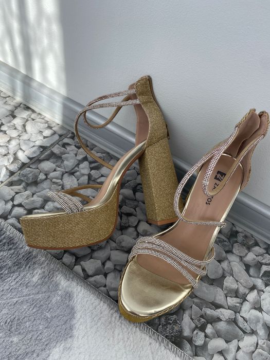 Златисти сандали със висок ток