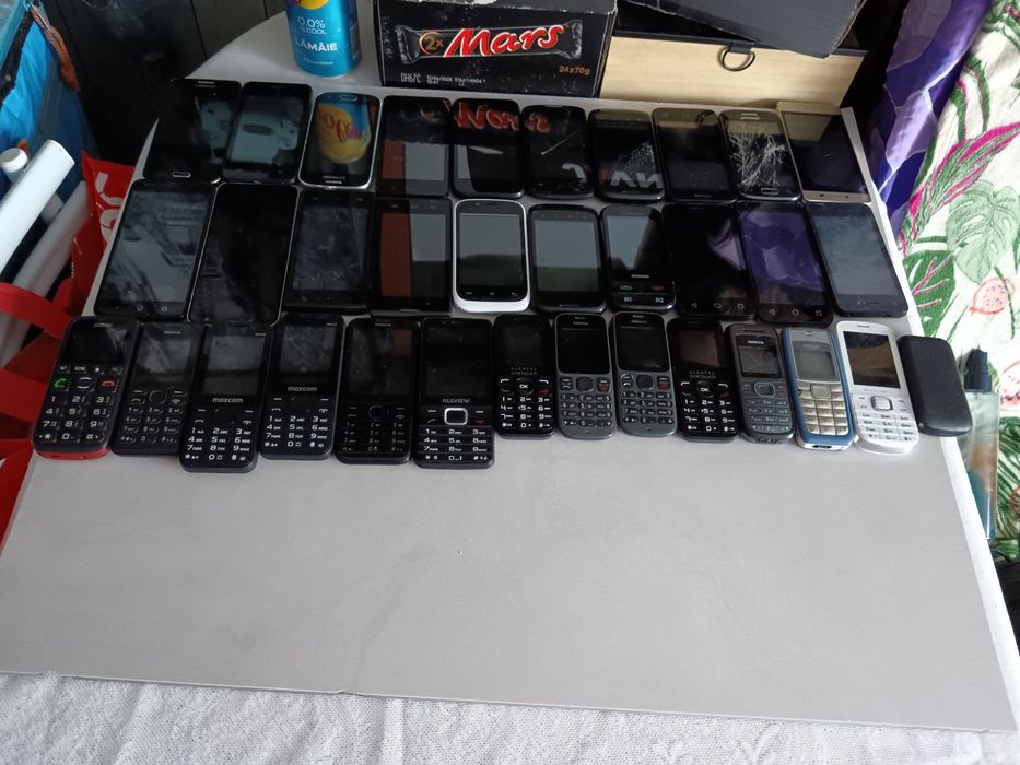 Lot telefoane butoane etc