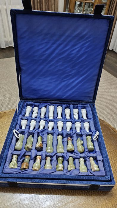 Продам подарочные шахматы оникс.