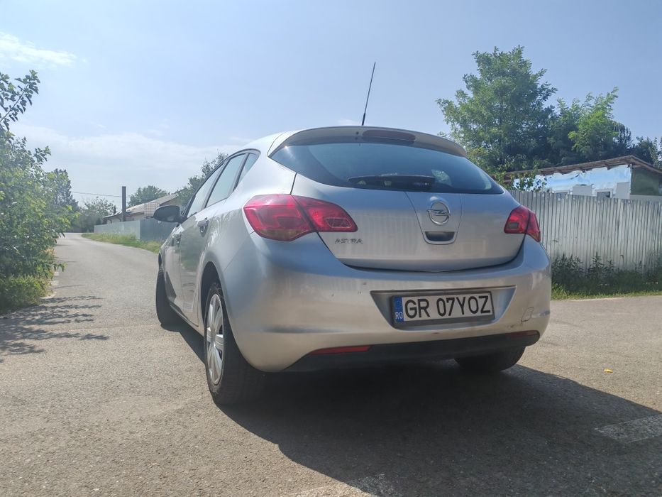 Vând Opel Astra J