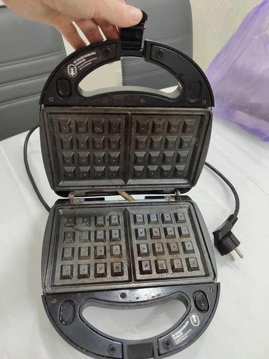 Электровафельница фирма Redmond