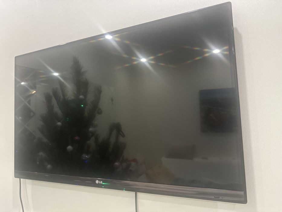 Телевизор LG размер 100 см * 60 см