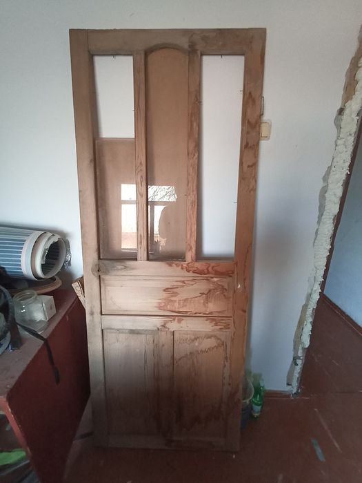 Yogʻoch eshi sotiladi.