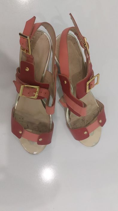 Летние туфли красного цвета