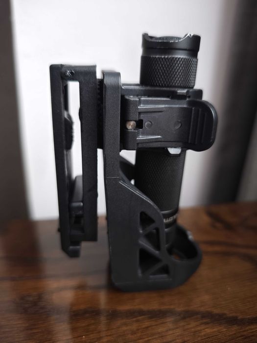 Професионална тактическа стойка (кобур) за фенер