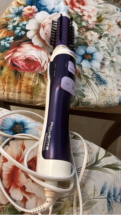 Продам фен Rowenta в отличном состоянии есть разные насадки