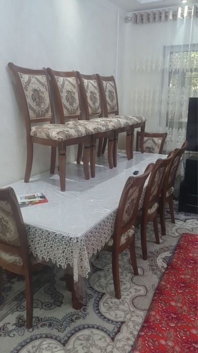 Банкетный стол и стулья