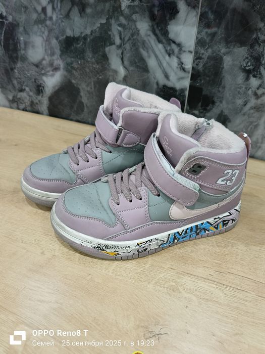 Продам детскую демисезонную обувь для девочки.