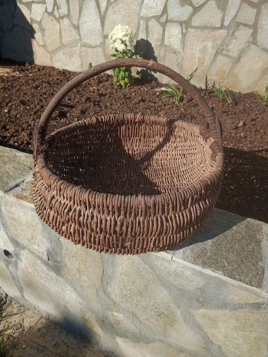 Плетени кошници..Верига за огнище . Плетени дамаджани.
