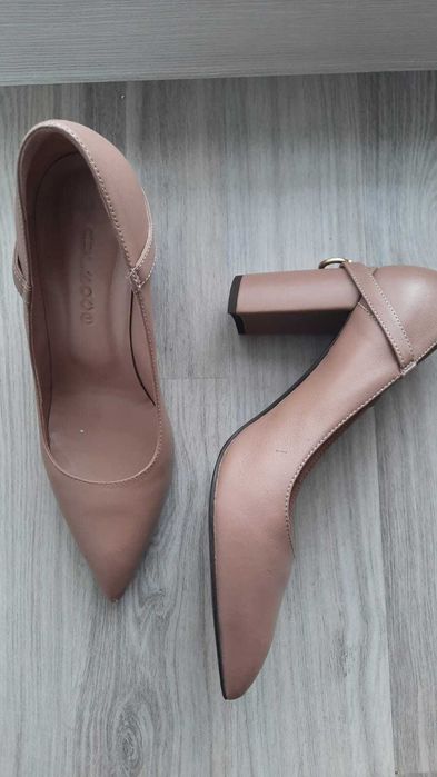 Брендовые туфли с интересным деталем