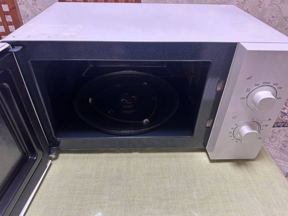 Продам микроволновая печь Samsung ME81ARW-K