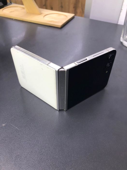 Samsung Galaxy Z flip 5 256gb