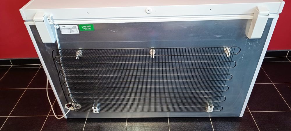 Vând ladă frigorifică Beko 284L